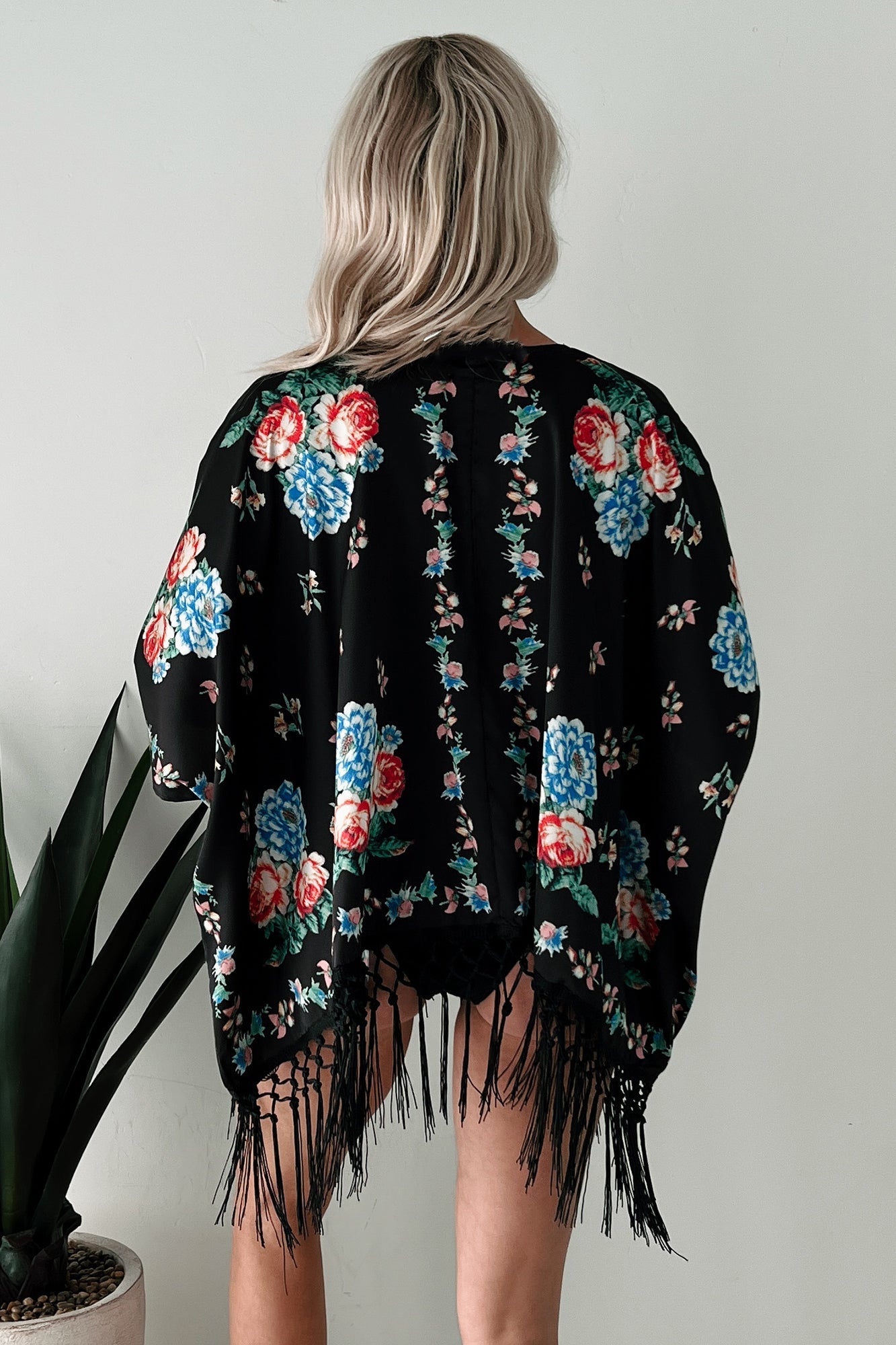 Like A Blooming Rose In Spring Floral Kimono Shawl (Black)